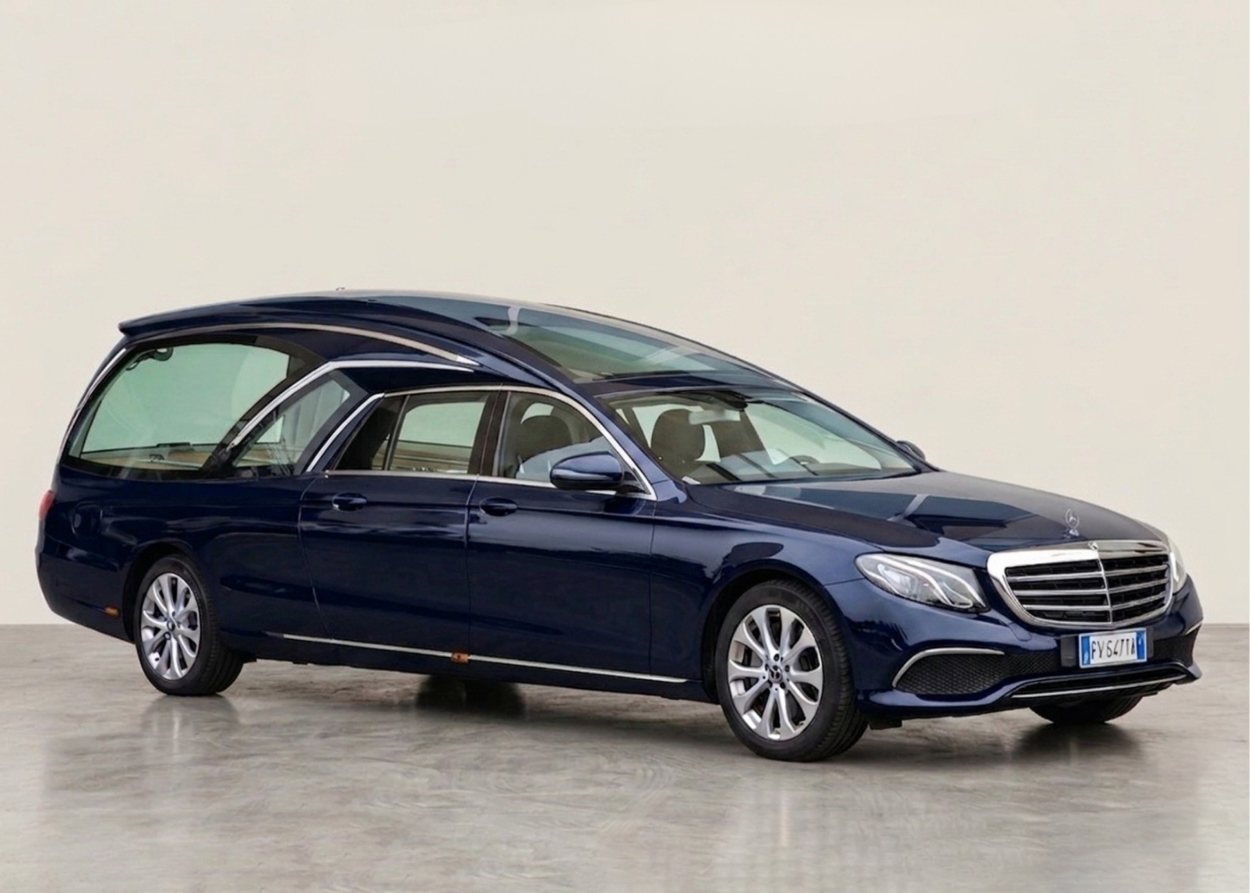 Carro funebre Mercedes blu